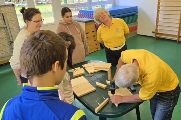 Ismét madáretetők készítésében segédkeztek a Pestszentlőrinc LC tagjai