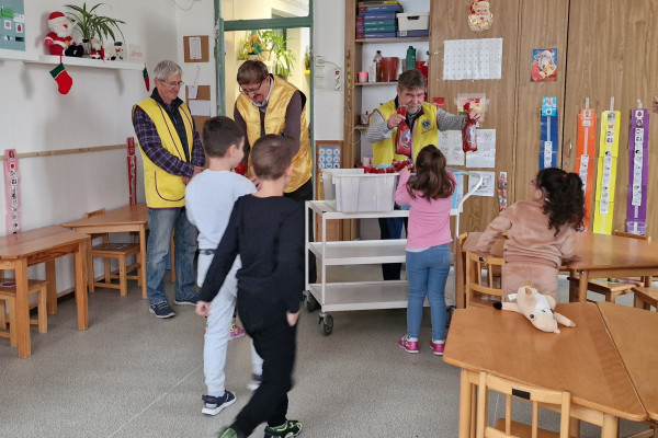 Az LC Pestszentlőrinc Mikulása megérkezett a XVIII. kerületi SOFI iskolába 